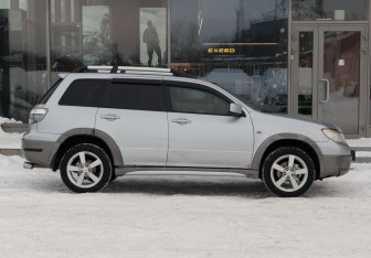 Подержанный автомобиль Mitsubishi Outlander 2004 года (4 фото)