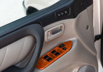 Подержанный автомобиль Toyota Land Cruiser Suv 2002 года (16 фото)