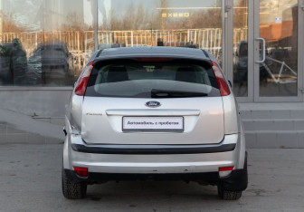 Подержанный автомобиль Ford Focus Hatchback 2006 года (6 фото)
