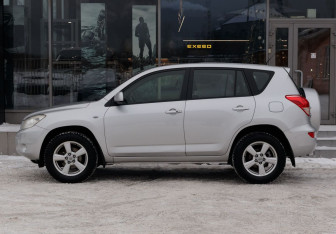 Подержанный автомобиль Toyota RAV4 2008 года (8 фото)