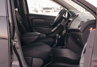 Подержанный автомобиль Renault Sandero 2016 года (17 фото)