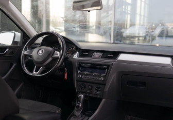 Подержанный автомобиль Skoda Rapid Wagon 2014 года (10 фото)