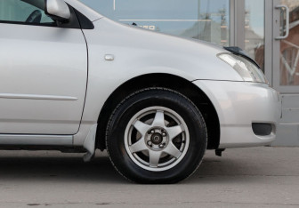 Подержанный автомобиль Toyota Corolla Hatchback 2003 года (9 фото)