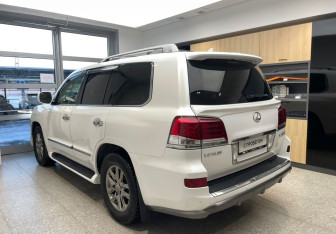 Подержанный автомобиль Lexus LX 2014 года (7 фото)