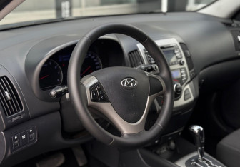 Подержанный автомобиль Hyundai i30 Hatchback 2011 года (18 фото)
