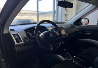 Подержанный автомобиль Mitsubishi Outlander 2012 года (7 фото)