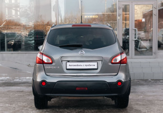 Подержанный автомобиль Nissan Qashqai+2 2013 года (6 фото)