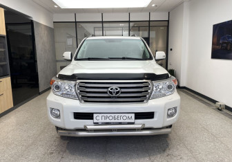 Подержанный автомобиль Toyota Land Cruiser Suv 2013 года (3 фото)
