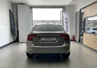 Подержанный автомобиль Volvo S60 2015 года (6 фото)