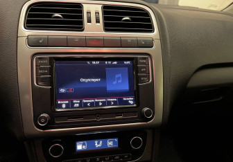 Подержанный автомобиль Volkswagen Polo Sedan 2017 года (12 фото)