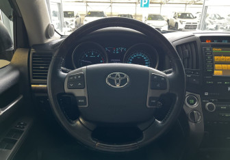 Подержанный автомобиль Toyota Land Cruiser Suv 2011 года (11 фото)