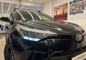 Подержанный автомобиль Toyota C-HR 2019 года (8 фото)