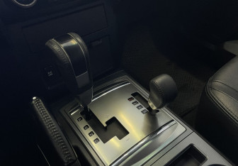 Подержанный автомобиль Mitsubishi Pajero 2012 года (12 фото)
