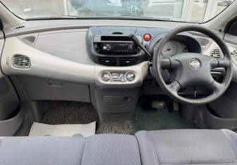 Подержанный автомобиль Nissan Tino 1999 года (9 фото)