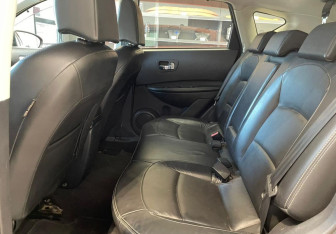 Подержанный автомобиль Nissan Qashqai 2007 года (11 фото)