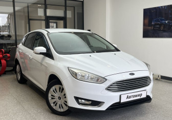 Подержанный автомобиль Ford Focus Hatchback 2016 года (3 фото)