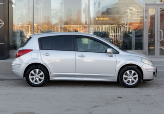 Подержанный автомобиль Nissan Tiida Hatchback 2010 года (4 фото)