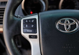 Подержанный автомобиль Toyota Land Cruiser Prado 2010 года (12 фото)