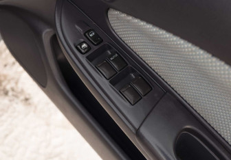 Подержанный автомобиль Nissan Wingroad 2000 года (14 фото)