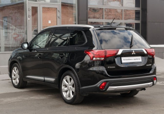 Подержанный автомобиль Mitsubishi Outlander 2015 года (7 фото)