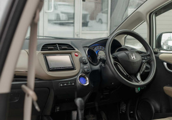 Подержанный автомобиль Honda Fit Shuttle 2012 года (10 фото)