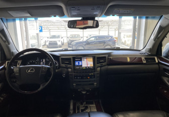 Подержанный автомобиль Lexus LX 2015 года (11 фото)