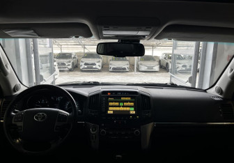 Подержанный автомобиль Toyota Land Cruiser Suv 2011 года (10 фото)