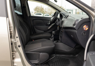 Подержанный автомобиль Renault Sandero 2022 года (19 фото)