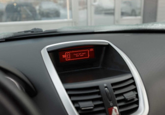 Подержанный автомобиль Peugeot 207 Hatchback 2007 года (13 фото)