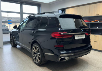 Подержанный автомобиль BMW X7 2019 года (10 фото)