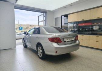 Подержанный автомобиль Toyota Corolla Sedan 2010 года (6 фото)