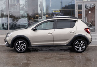 Подержанный автомобиль Renault Sandero 2022 года (8 фото)