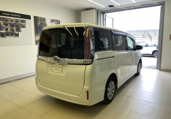 Подержанный автомобиль Toyota Noah Minivan 2017 года (4 фото)