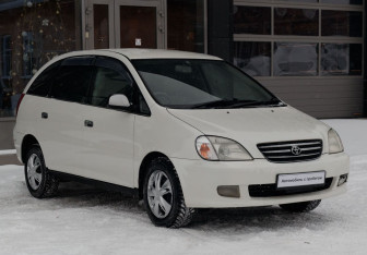 Подержанный автомобиль Toyota Nadia 2000 года (3 фото)