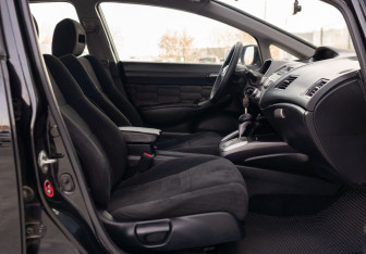 Подержанный автомобиль Honda Civic Sedan 2009 года (20 фото)