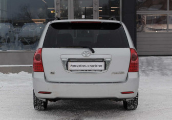 Подержанный автомобиль Toyota Corolla Wagon 2004 года (6 фото)