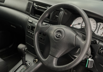 Подержанный автомобиль Toyota Corolla Hatchback 2001 года (11 фото)