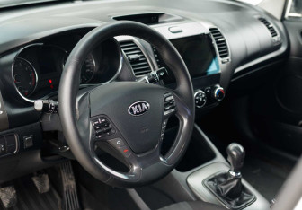 Подержанный автомобиль Kia Cerato Sedan 2013 года (11 фото)