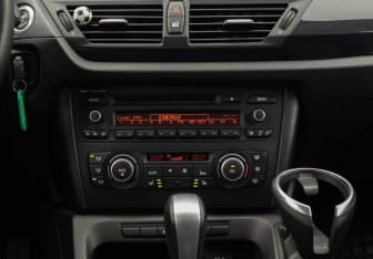 Подержанный автомобиль BMW X1 2011 года (14 фото)