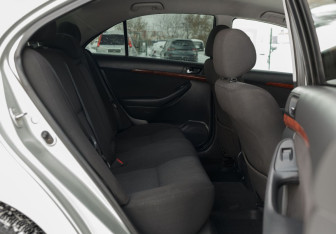 Подержанный автомобиль Toyota Avensis Sedan 2005 года (19 фото)