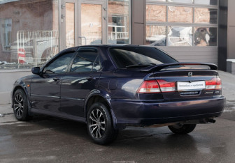 Подержанный автомобиль Honda Accord Sedan 2001 года (7 фото)