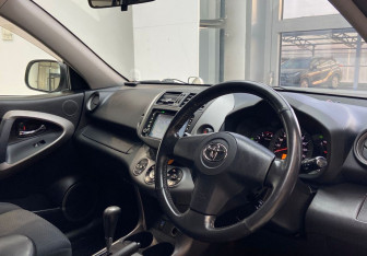 Подержанный автомобиль Toyota RAV4 2006 года (13 фото)