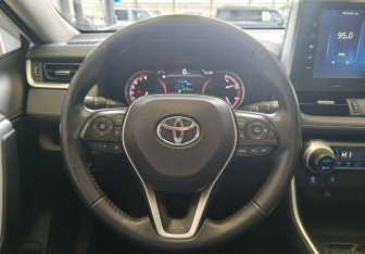 Подержанный автомобиль Toyota RAV4 2020 года (9 фото)