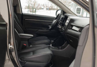 Подержанный автомобиль Mitsubishi Outlander 2016 года (18 фото)