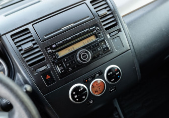 Подержанный автомобиль Nissan Tiida Hatchback 2010 года (14 фото)