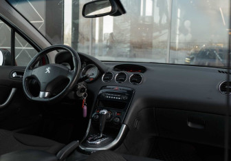Подержанный автомобиль Peugeot 308 Hatchback 2012 года (10 фото)