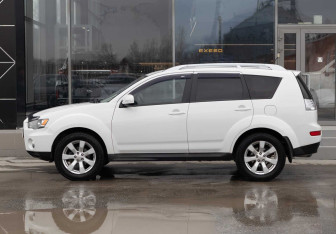 Подержанный автомобиль Mitsubishi Outlander 2010 года (8 фото)