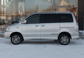 Подержанный автомобиль Daihatsu Delta Wagon Compactvan 2001 года (8 фото)