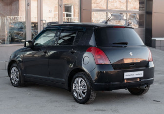 Подержанный автомобиль Suzuki Swift Hatchback 2005 года (7 фото)
