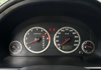 Подержанный автомобиль Honda CR-V 2002 года (17 фото)
